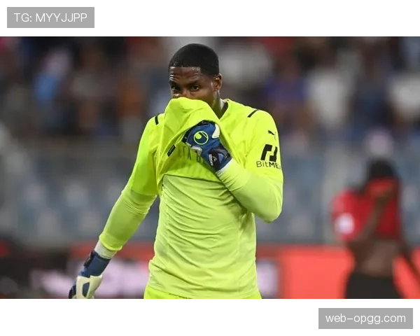 门将迈尼昂低级失误致米兰丢分,争冠形势艰难暴露球队稳定性问题 门将迈尼昂低级失误致米兰丢分,争冠形势艰难暴露球队稳定性问题