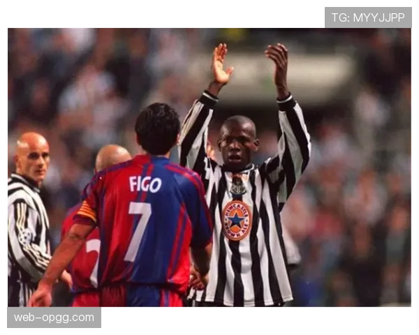 特写：博洛尼亚主场球迷为即将离任的主帅莫塔起立鼓掌长达十分钟